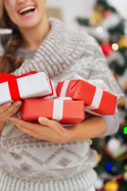 tatlı Noel mevcut kutulara mutlu bir kadın tarafından holding