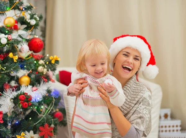 Retrato de mãe feliz e bebê perto da árvore de Natal — Fotografia de Stock