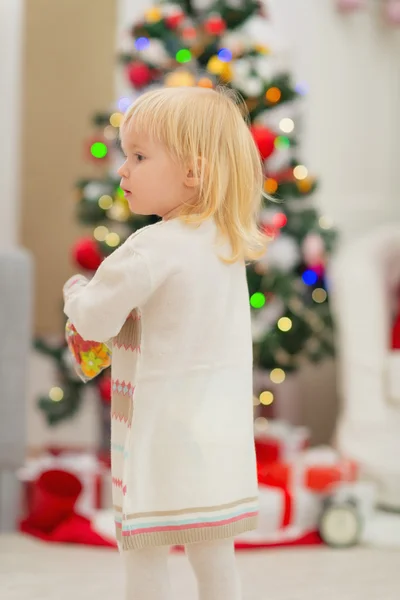 Baby voor kerstboom. Achteraanzicht — Stockfoto