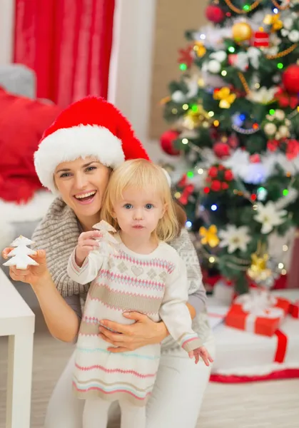 母親と赤ちゃんのクリスマス ツリーのクッキーと笑みを浮かべての肖像画 — ストック写真