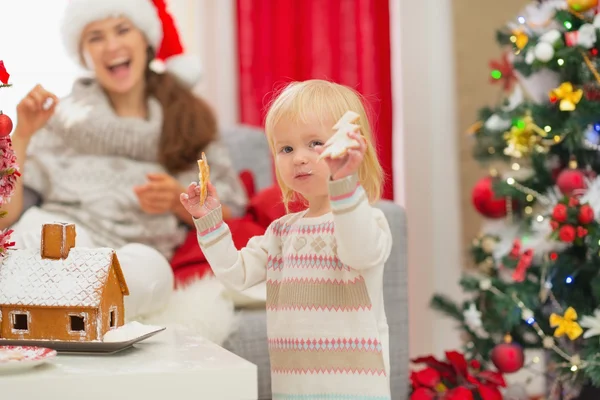 Menina bebê desfrutando de biscoitos de Natal — Fotografia de Stock