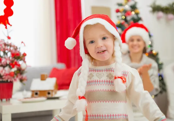 Portret van eten vlekkerig babymeisje in Kerstmis hoeden dansen — Stockfoto