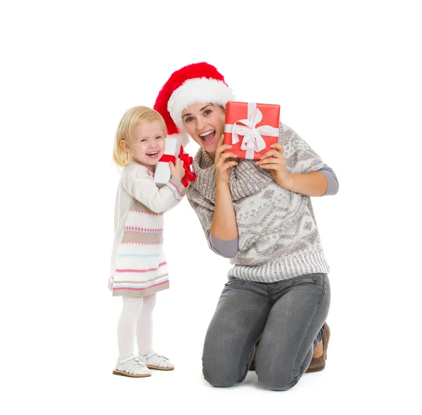 Madre e bambino peekaboo da scatole regalo di Natale — Foto Stock