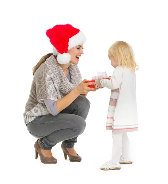 Glückliche Mutter macht Baby-Mädchen ein Weihnachtsgeschenk — Stockfoto