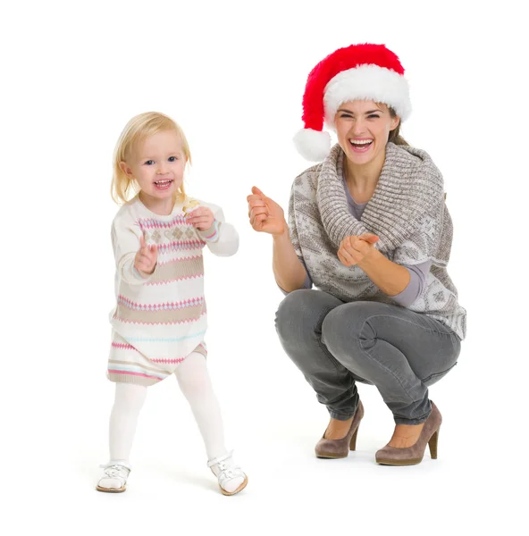 Weihnachtsporträt einer glücklichen Mutter und eines tanzenden Mädchens — Stockfoto