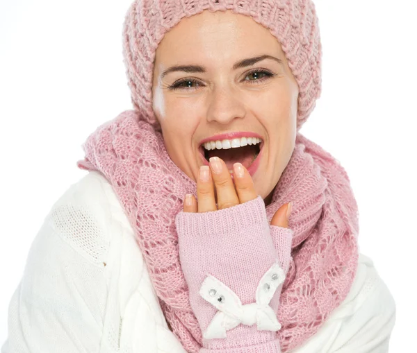 Ritratto di donna sorridente in maglia sciarpa, cappello e guanti — Foto Stock