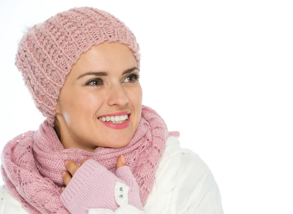 Donna sorridente in maglia sciarpa, cappello e guanti in cerca di copia spa — Foto Stock