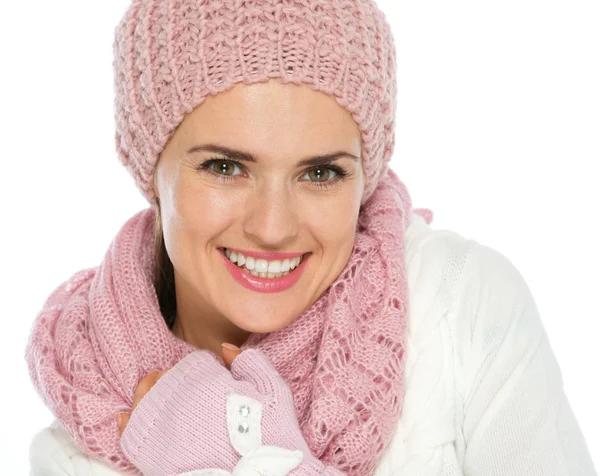 Porträt einer glücklichen Frau in Strickwinterkleidung — Stockfoto