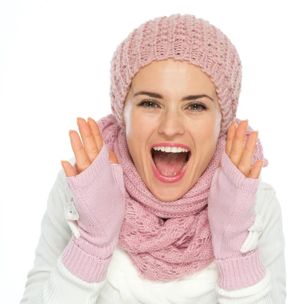 Donna felice in maglia vestiti invernali gridando attraverso megafono sh — Foto Stock