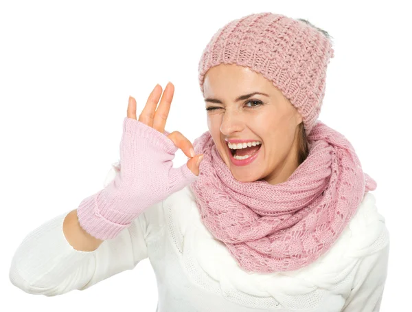 Χαμογελαστή γυναίκα σε δεμένη χειμωνιάτικα ρούχα δείχνει εντάξει χειρονομία — Φωτογραφία Αρχείου