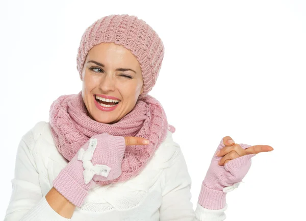 Mulher sorrindo em roupas de inverno tricô apontando no espaço de cópia e — Fotografia de Stock