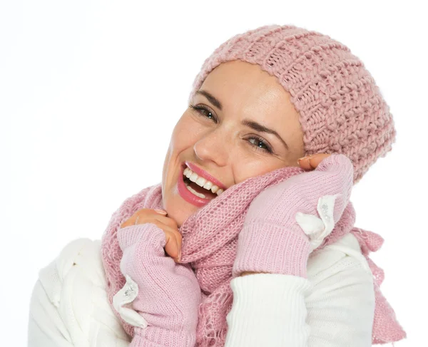 Fröhliche junge Frau in Winterkleidung genießt Strickschal — Stockfoto