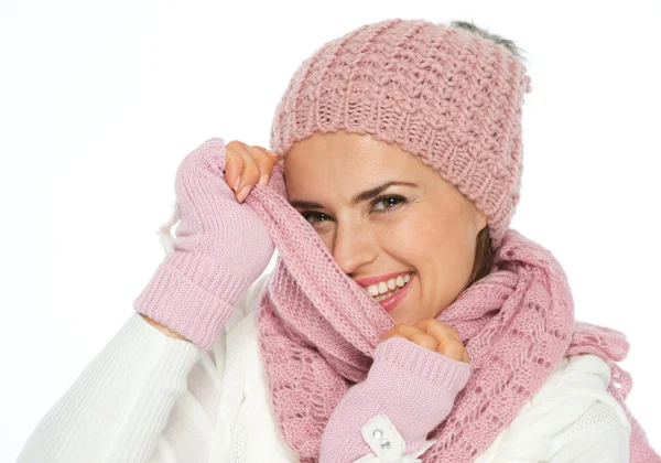 Счастливая молодая женщина прячется за вязаным шарфом — стоковое фото