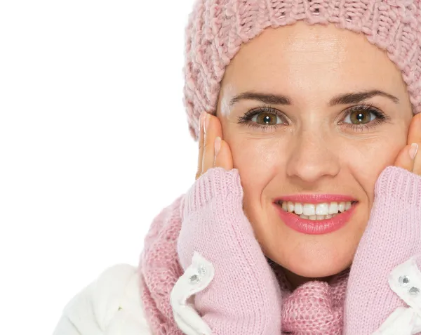 Närbild på glad kvinna i stickad halsduk och vantar — Stockfoto