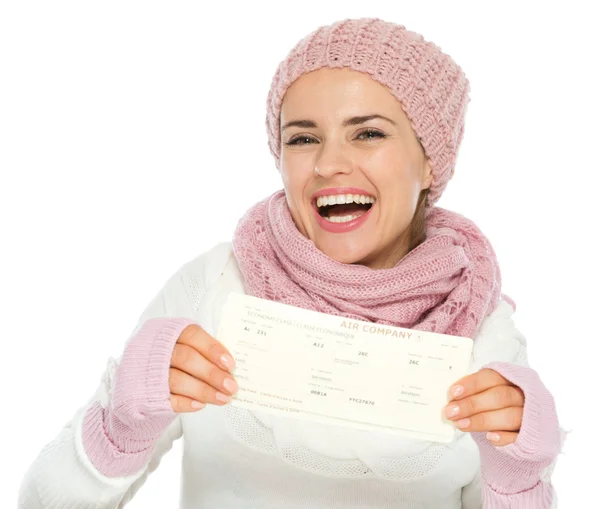 Šťastná mladá žena v pletené zimní oblečení drží letenky — Stock fotografie