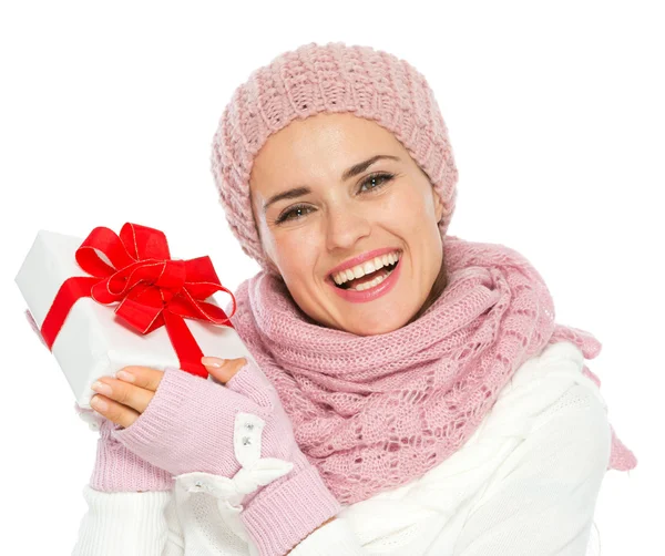 Feliz joven mujer en punto ropa de invierno celebración de pres Navidad — Foto de Stock