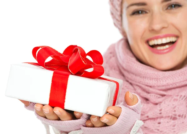 Nahaufnahme auf Weihnachtsgeschenkschachtel in der Hand einer Frau in Winterkleidung — Stockfoto