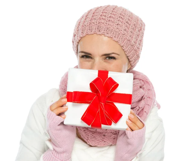 Mujer feliz en punto ropa de invierno escondido detrás de pres de Navidad — Foto de Stock