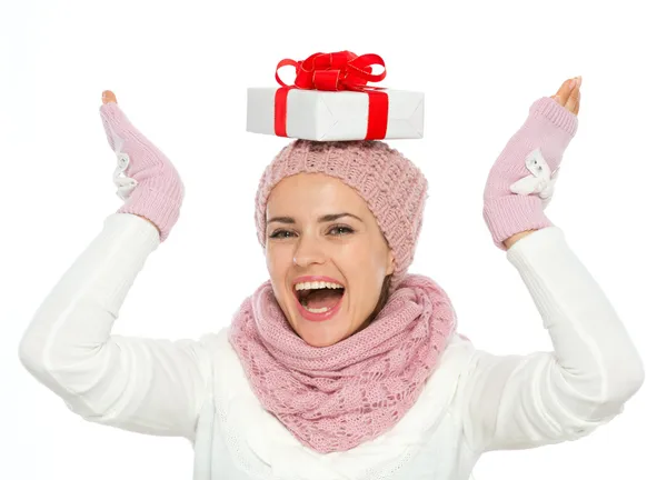 Donna felice in maglia abbigliamento invernale bilanciamento regalo di Natale — Foto Stock