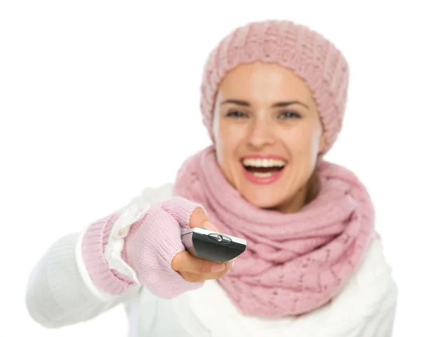 Nahaufnahme auf der Fernbedienung des Fernsehers in der Hand einer glücklichen Frau im Strickpulli — Stockfoto