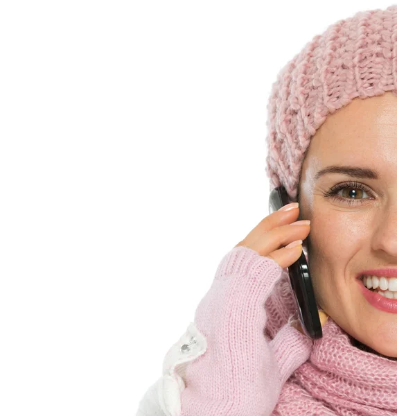 Closeup on happy woman in knit winter clothing speaking mobile — Stock Photo, Image