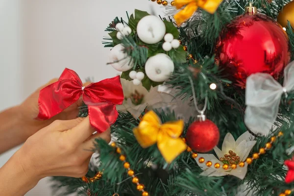 Close-up op vrouw hand kerstboom versieren — Stockfoto