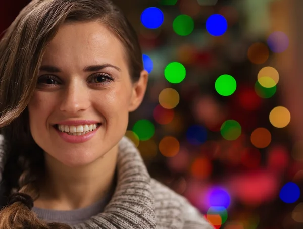 Muotokuva onnellinen nuori nainen edessä jouluvalot — kuvapankkivalokuva