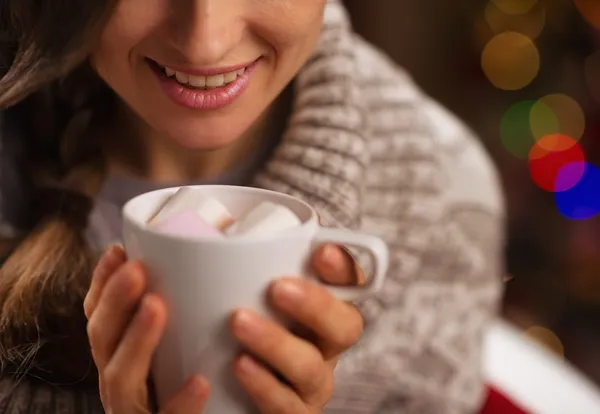 Detailní záběr na horkou čokoládu s marshmallows v rukou šťastná dívka — Stock fotografie