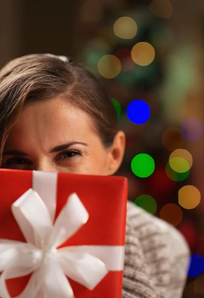 Menina escondida atrás da caixa de presente de Natal — Fotografia de Stock