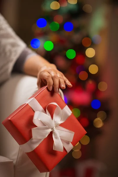 Primer plano en la caja de regalo de Navidad en mano femenina —  Fotos de Stock