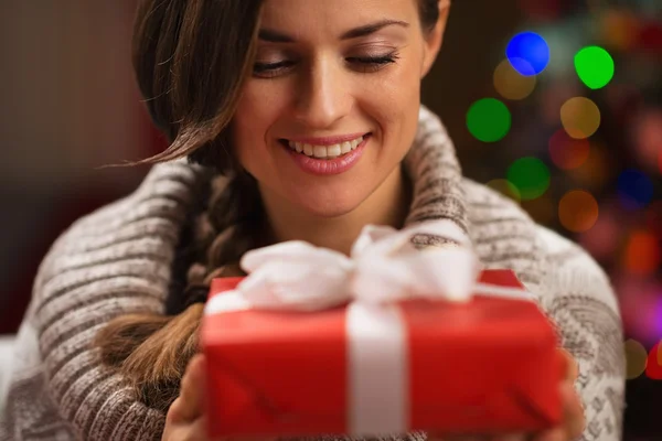 Noel hediyesi kutusunu tutan mutlu genç kadın — Stok fotoğraf