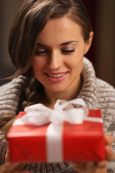 Jovem feliz segurando caixa de presente de Natal — Fotografia de Stock