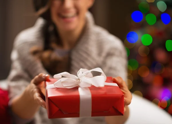 Närbild på julklapp låda i kvinna händer — Stockfoto