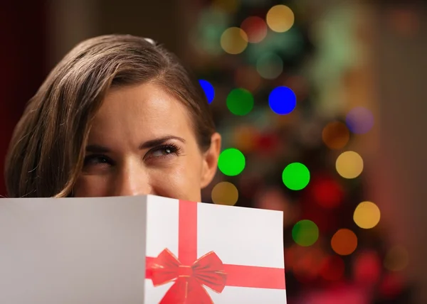クリスマスのポストカードの後ろに隠れて女の子 — ストック写真