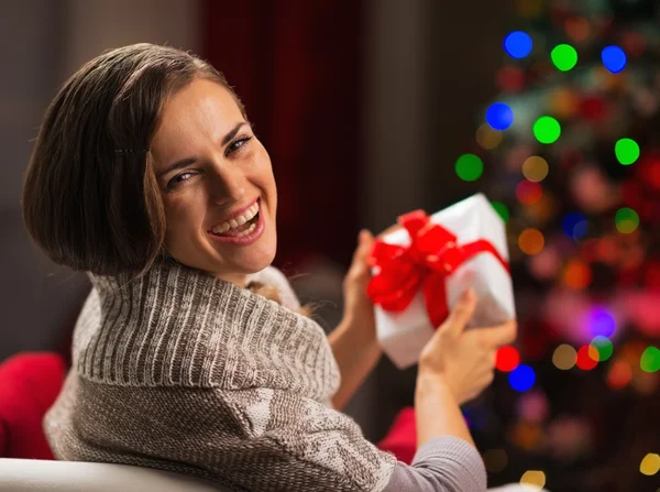 Lycklig ung kvinna som håller julklapp rutan — Stockfoto