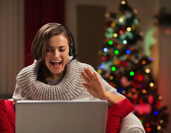Ευτυχής νεαρή γυναίκα έχοντας συνομιλία μέσω βίντεο Χριστούγεννα με την οικογένεια — Φωτογραφία Αρχείου