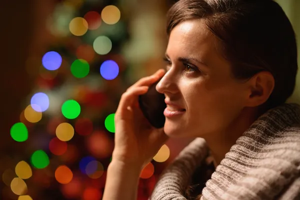 Giovane donna seduta sedia e fare una telefonata di fronte a Chri — Foto Stock