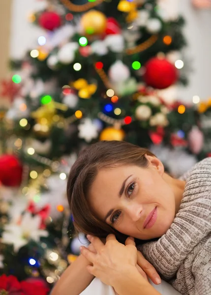 Ritratto di giovane donna sognatrice vicino all'albero di Natale — Foto Stock