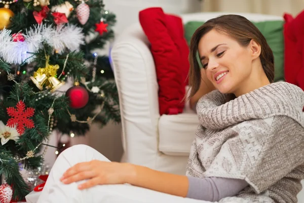 Ritratto di giovane donna calma seduta vicino all'albero di Natale — Foto Stock