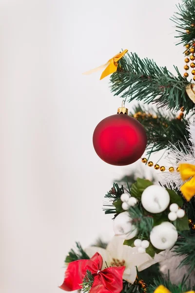 Nahaufnahme am Weihnachtsbaum mit großer roter Weihnachtskugel — Stockfoto