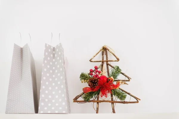 Fechar em sacos de compras e árvore decorativa de Natal — Fotografia de Stock