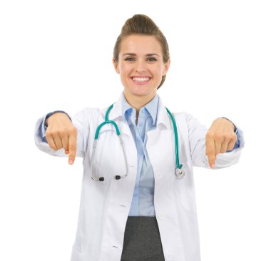 gülümseyen tıp doktoru aşağı dönük