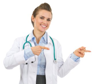 kopyalama alanı gösteren gülümseyen tıp doktoru