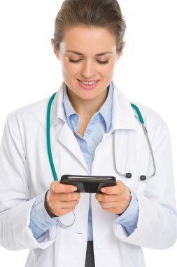 tıbbi doktor kadın okuma sms gülümseyen