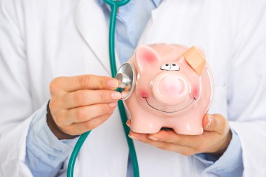 portre üzerinde tıbbi doktor stetoskop ile dinleme kumbara