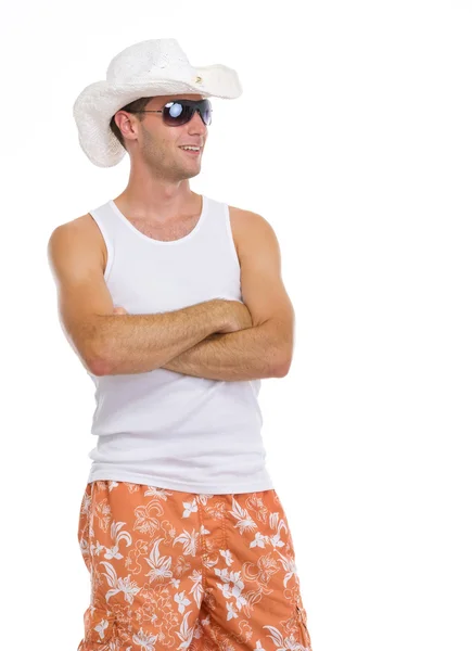 Joven feliz en gafas de sol y sombrero mirando en el espacio de copia —  Fotos de Stock