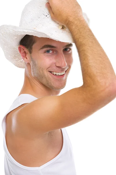 Şapkalı genç adam gülümseyerek portresi — Stok fotoğraf