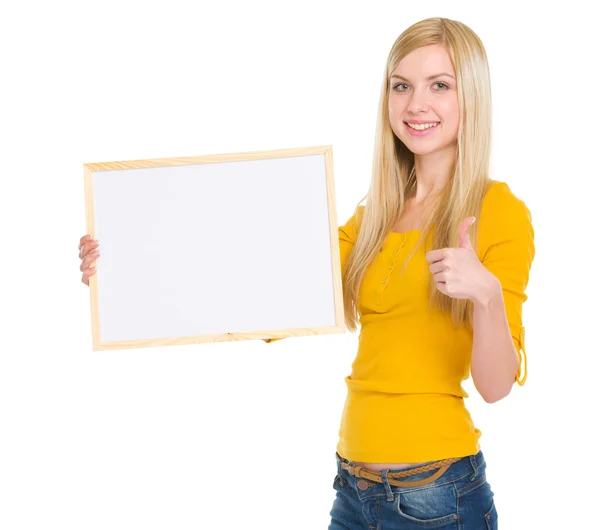 Chica estudiante feliz mostrando tablero en blanco —  Fotos de Stock