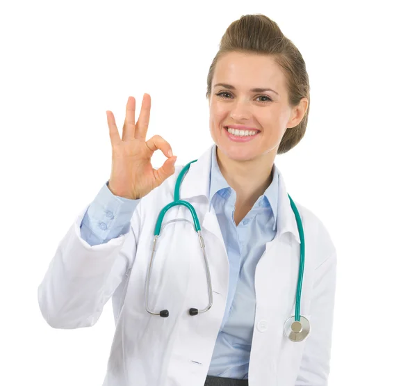 Γυναίκα ιατρός δείχνει εντάξει χειρονομία — Φωτογραφία Αρχείου