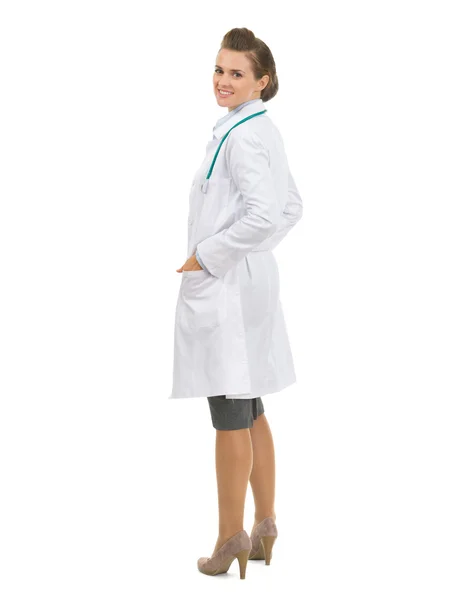 Pełnej długości portret szczęśliwy lekarza kobiety — Zdjęcie stockowe